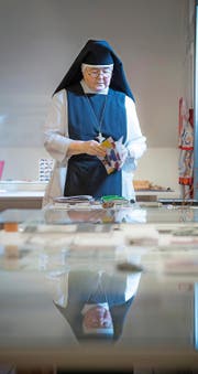 Die künftige Äbtissin, Schwester M. Ruth Nussbaumer, in einem der Ateliers im Kloster.Bild: Dominik Wunderli (Eschenbach, 10. November 2016)