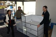 Beste Stimmung zwischen Kaffeemaschine und Gestell: Tonja Gander, Abteilungsleiterin Soziales, Markus Roth, Abteilungsleiter Liegenschaften und Gemeindeschreiber Werner Marti (v.l.) beim Umzug. (Bild: Kurt Liembd / Neue NZ)
