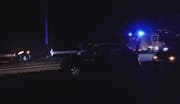 Die Polizei führte den Verkehr vorübergehend einspurig. Links eines der Unfallautos. (Bild: Leserbild Bote der Urschweiz)