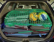 So wird richtig gepackt: Die Ladung wird in diesem Beispiel mit einem Netz gesichert. (Bild: Zuger Polizei)