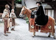 So zeigte SRF in der Dok-Reihe «Die Schweizer» Werner von Homberg (gespielt von Thomas Mathys), der die Nähe zu den Schwyzern suchte. Links Stauffacher und seine Frau. (Bild SRF)