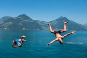 Zwei junge Männer beim Baden im Vierwaldstättersee im Kanton Nidwalden. (Bild: Keystone)