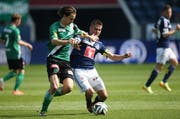 Alain Wyss (rechts) ist einer der Torschützen des FC Luzern, hier im Spiel gegen den FC St. Gallen im April 2014. (Bild: Philipp Schmidli / Neue LZ)