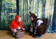 Rotkäppchen trifft im Wald auf das Eichhörnchen. (Bild: PD)