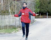 Am Mittwoch hüpfte Amir Kazemi für den guten Zweck auch über den Unterbrüglenweg in Baar. (Bild: Werner Schelbert (Baar, 21. März 2018))