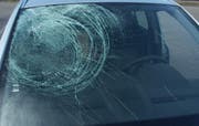 Die in Mitleidenschaft gezogene Frontscheibe eines der getroffenen Wagen. (Bild Kapo Schwyz)