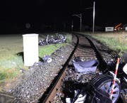 Teile des ausgebrannt Autos blockierten die Bahnstrecke. (Bild: Luzerner Polizei (Ermensee, 28. Juni 2017))