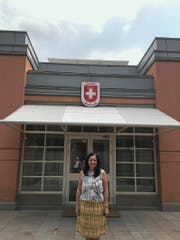 Christina Bürgi Dellsperger vor dem Eingang der Kanzlei in Ankara. (Bild: PD)