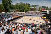 5. Wettkampftag gestern im Luzerner Lido: Beachvolleyball vom Feinsten begeistert die Fans auf den oft bis auf den letzten Platz gefüllten Tribünen. (Bild Philipp Schmidli)