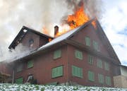 Am Wohnhaus entstand hoher Sachschaden. (Bild: Luzerner Polizei)