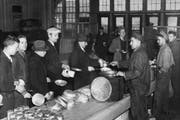 Hungrige Arbeitslose stehen während der Weltwirtschaftskrise in den 1930er-Jahren in New York in der Schlange und warten auf eine warme Mahlzeit. (Bild: Keystone)