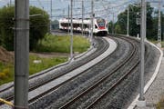 Die Strecke am Westufer des Zugersees ist zur Zeit beeinträchtigt. (Bild: Stefan Kaiser / Neue ZZ)