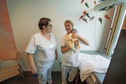 Gefreite Gioia Diggelmann (rechts) lässt sich von Abteilungsleiterin Regula Furger den Umgang mit Neugeborenen zeigen. (Bild: Dominik Wunderli / LZ)
