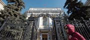 Eingang zur Bank Rossii, der Zentralbank Russlands in Moskau. (Bild: Andrey Rudakow/Bloomberg (13. März 2015))