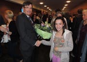 Liliana Gomes Ferreira, erhält als 11'111. Besucherin von Daniel Gloor, Vizepräsident des Musik- und Theatergesellschaft, einen Blumenstrauss. (Bild: PD)