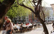 DIE NEUSTADT WIRD IMMER MEHR BEVOELKERT. AM MITWOCH, 5. APRIL 2005 SITZEN LEUTE IM RESTAURANT HELVETIA IM HELVETIAGARTEN. (NEUE LZ / MICHAEL BUHOLZER) (Bild: Michael Buholzer)