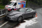 Die Ambulanz überführte den verletzten Mann ins Spital. (Bild: Kantonspolizei Schwyz)