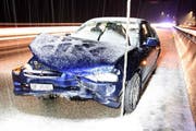 Das eine der beiden Fahrzeuge, die am Sonntag auf der Autobahn A2 auf schneebedeckter Fahrbahn verunfallten. (Bild: Kantonspolizei Nidwalden)