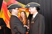 Präsident Niklaus Minder (links) gratuliert dem neuen Frohsinnvater Stefan I. zur Nomination. Im Hintergrund freut sich Frohsinnmutter Priska Bösch. (Bild Richard Greuter)