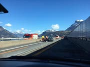 Der Unfall ereignete sich auf der A2 in Richtung Luzern. (Bild: Leser Claudio Potalivo)