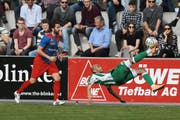 Spektakulärer Fallrückzieher des Krienser Mittelfeldspielers Henrique Bem (rechts): Beim SC Kriens geht zurzeit vieles in die richtige Richtung. (Bild Roger Zbinden)