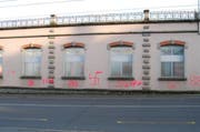 Verschmierte Fassade im Zentrum von Kriens. (Bild Luzerner Polizei)
