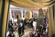 Die damaligen Parteipräsidenten Toni Brunner (SVP), Philipp Müller (FDP), Christophe Darbellay (CVP) und Christian Levrat (SP) vor der Bundesratswahl 2015 in der Eingangshalle des Hotels Bellevue Palace. (Bild: Peter Klaunzer/Keystone (Bern, 15. Dezember 2015))