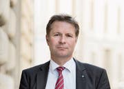 Der parteilose Finanzdirektor Marcel Schwerzmann (52) beim Regierungsgebäude. (Bild: Corinne Glanzmann (Luzern, 13. April 2017))