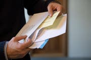 Stimmcouverts können in Obwalden auch künftig portofrei zurückgesendet werden. (Bild: Corinne Glanzmann)