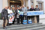 Der Schwyzer Staatskanzlei-Leiter Anton Waldvogel (Mitte) nahm am Dienstag von den Initianten die Unterschriften «Nein zum Lehrplan 21» entgegen. (Bild: Ruggero Vercellone / Bote der Urschweiz)