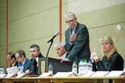 Leo Müller, Gemeindepräsident von Ruswil, informierte am Montag zusammen mit Silvia Bolliger vom Gesundheits- und Sozialdepartement und weiteren Behörden über die geplante Asylunterkunft. (Bild Boris Bürgisser)