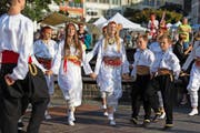 Auch der Tanz kann die Integration fördern. Im Bild: ein Volkstanz des Vereins Zug-Kalesija. (Bild: Roger Zbinden)