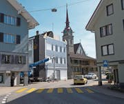 Das ehemalige Wohn- und Geschäftsgebäude an der Hauptstrasse in Oberägeri im neuen Kleid. (Bild: Maria Schmid (30. März 2017))