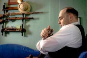 Matthias Adrian in seiner Dreizimmerwohnung. Er fürchtet sich vor Verfolgung und lässt sich nur von der Seite fotografieren. (Bild Rudi-Renoir Appoldt)