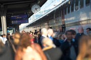 Auch einige von ihnen treffen die Sparmassnahmen des Kantons Zug: Der Pendlerabzug wird begrenzt. Unser Bild stammt vom Bahnhof in Rotkreuz. (Bild: Maria Schmid / ZZ)