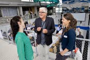 Tony Zwyssig im Gespräch mit Anna Balbi (links) und Ramona Schneider an der Innovage-Jahrestagung gestern im Neubad Luzern. (Bild Philipp Schmidli)