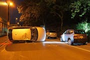 Der Verunfallte liess das Auto auf der Industriestrasse liegen. (Bild: Zuger Polizei)