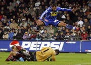 Bellinzona-Goalie Bucchi rettet vor Jacopo Ravasi. (Bild Keystone)