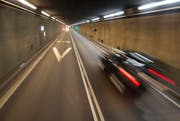 Ein Motorradfahrer stürzte im Gotthardtunnel. Im Archivbild: Der Gotthardstrassentunnel. (Bild: KEYSTONE/Urs Flueeler)