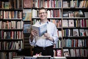 Die Hirschmatt Buchhandlung hat im letzten Jahr die besten Umsatzzahlen seit 20 Jahren gemacht. Im Bild Geschäftsleiter Jörg Duss. (Bild: Manuela Jans / Neue LZ)