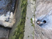 Im Vordergrund eines der Becken der jetzigen ARA. Rechts ist der Bohrkopf erkennbar, der am Donnerstag die Zielgrube erreichte. In das Loch wird nun die Kunststoff-Abwasserleitung eingezogen. (Bild: PD)