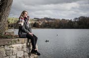 Energie tanken am Sempachersee: Die 18-jährige Xenia Hodel aus Oberkirch gilt als eines der grössten Talente im Schweizer Frauen-Handball. (Bild: Manuela Jans)