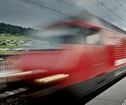 Ein Interregiozug passiert einen Bahnhof. (Bild: Pius Amrein)