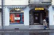 Mit der Schliessung verschwindet einer der wenigen Stoffläden in der Stadt Zug. (Bild: Werner Schelbert (Zug, 2. März 2018))
