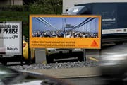 Ein Werbeplakat der Fima Sika in Luzern. Der Rechtsstreit um den Baarer Bauchemiekonzern tobt weiter, beide Parteien bekämpfen sich mit Staranwälten und eigenen Gutachten. (Bild: Nadia Schärli / Neue LZ)