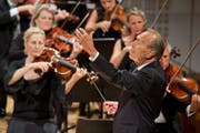 Das Eröffnungskonzert: Claudio Abbado dirigiert im KKL das Lucerne Festival Orchestra. (Bild: Lucerne Festival/Georg Anderhub)