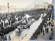 Fritschizug 1905: Der «Schillerhuldigungswagen» am Schweizerhofquai. (Bild: Stadtarchiv Luzern)