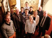 Die geehrten von links nach rechts: Benjamin Fischer (Squash), Patrick Miescher (Squash), Timon Sieber (Pontoniersport), Hans Künzler (Funktionär / Handball und Schulsport), Fabrice Sieber (Pontoniersport), Dario Gagulic (Schwimmen), Anes Perezic (Volleyball), Amadeo Costa (Squash), Michèle Bachmann: Kickboxen - Schweizer Meisterin im Kickboxen Version ISKA sowie Anja Blättler (Sportkoordinatorin), Franco Faé (Finanzvorsteher) und Fredi Stalder (Präsident Sportkommission). (Bild: Benedikt Anderes)