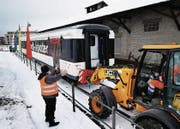 Der SBB-Wagen wird abgeladen. (Bild: Stefan Kaiser (Cham, 18. Dezember 2017))