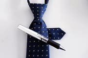 Ein Hauch von 007 – Krawatte mit eingebauter Minikamera und Stift mit Mikro. (Bild: Werner Schelbert / Neue ZZ)